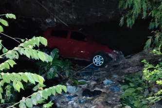 MOBIL BERISI BALITA TERJUN BEBAS KE SUNGAI