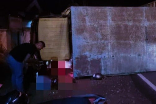 WARGA KEDUNGTUBAN TEWAS TERTIMPA TRUK&nbsp;BOX