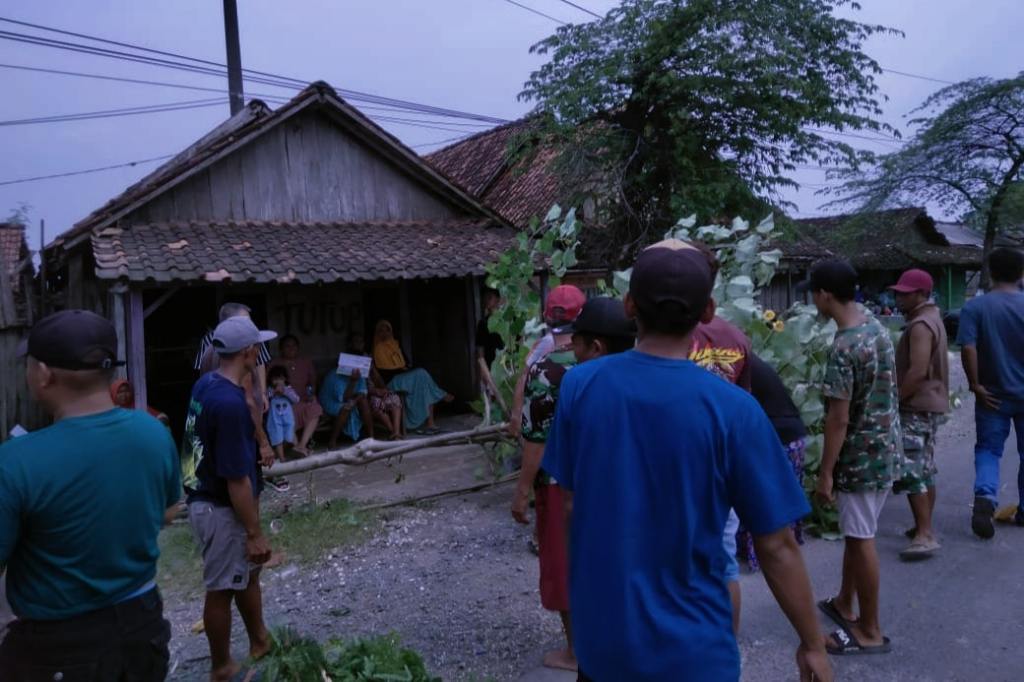 8 WARUNG REMANG-REMANG DIBONGKAR PAKSA RATUSAN&nbsp;WARGA