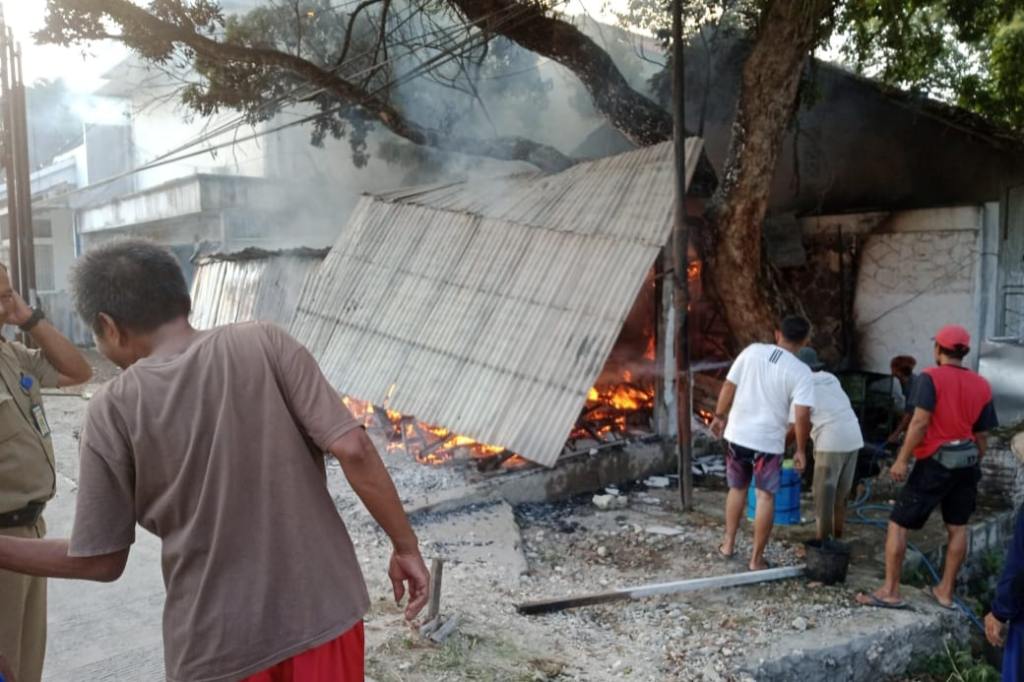 WARUNG MAKAN DI KUNDURAN LUDES TERBAKAR, KERUGIAN CAPAI RP 20&nbsp;JUTA