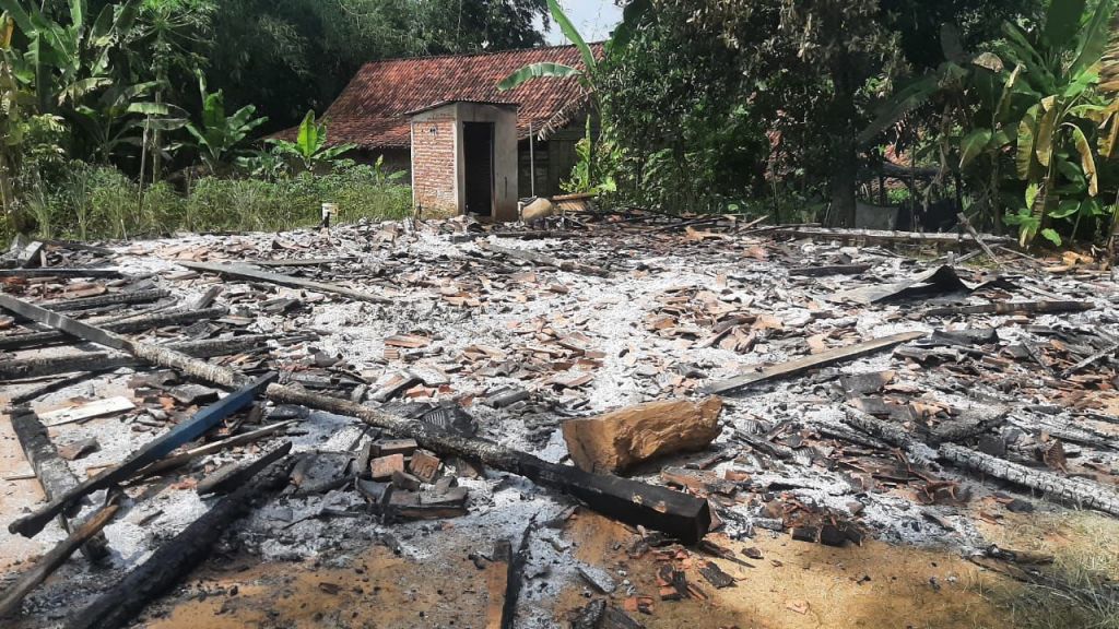 KEBAKARAN HANGUSKAN RUMAH BESERTA ISINYA, KERUGIAN CAPAI RP 50&nbsp;JUTA