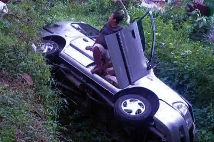 MOBIL WISATAWAN BLORA NYUNGSEP KE PARIT, 5 ORANG ALAMI LUKA&nbsp;RINGAN