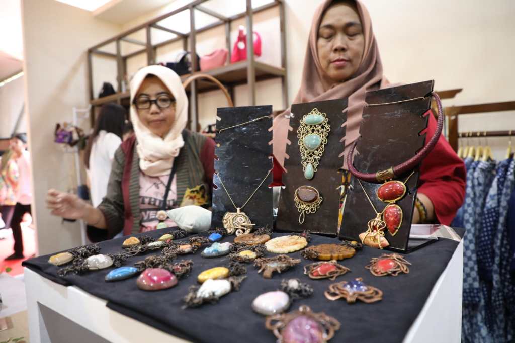 STAND DEKRANASDA JATENG DISERBU PEMBELI: PRODUKNYA UNIK DAN EYE CATCHING