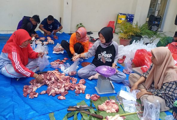 WARNING! PANITIA KURBAN DIIMBAU TIDAK GUNAKAN PLASTIK UNTUK BUNGKUS&nbsp;DAGING