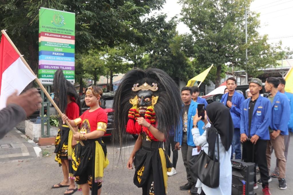 TUNTUT KEPASTIAN HUKUM HONOR NARSUM DPRD, PMII BLORA GRUDUK&nbsp;KEJAKSAAN