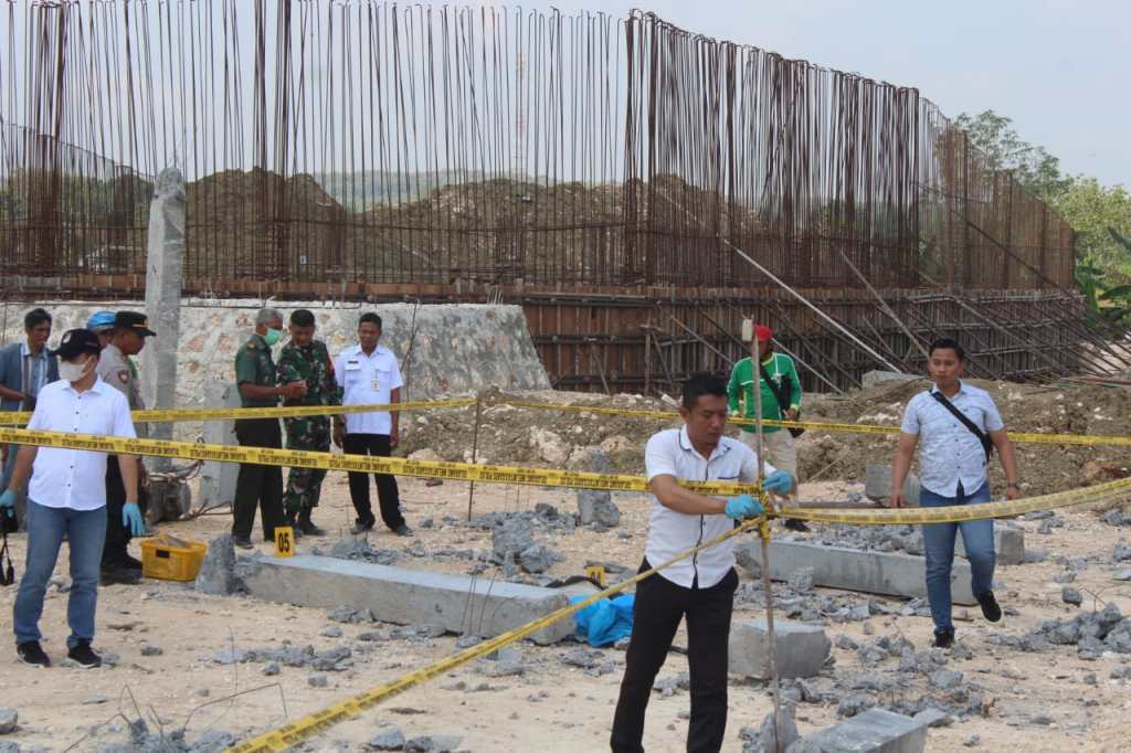 KULI BANGUNAN DI JIKEN TEWAS KETIBAN TIANG PANCANG SAAT&nbsp;BEKERJA