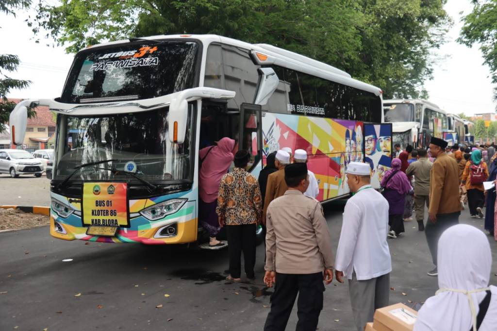 BUPATI SAMBUT KEDATANGAN 634 JEMAAH HAJI&nbsp;BLORA