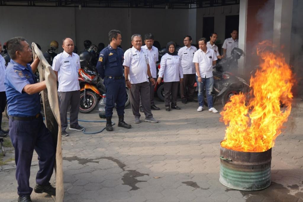 CEGAH KONDISI DARURAT, KPU BLORA GELAR SIMULASI PENANGANAN&nbsp;KEBAKARAN