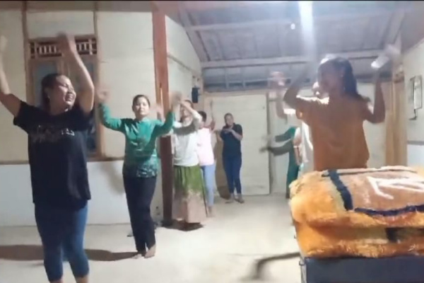 ANTUSIASME TINGGI SAMBUT 17 AGUSTUS, IBU-IBU DI BANDUNG ROJO SIAP&nbsp;GOYANG