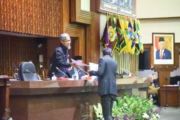 PEMPROV DAN DPRD JATENG PERKUAT REGULASI UNTUK PENYEDIAAN AIR MINUM&nbsp;MASYARAKAT