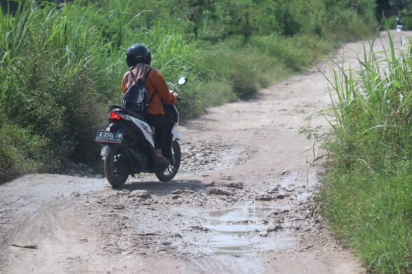 10 ALASAN TETEP HARUS BERSYUKUR ATAS KEMERDEKAAN MESKI JALAN DI DESAMU&nbsp;BURUK