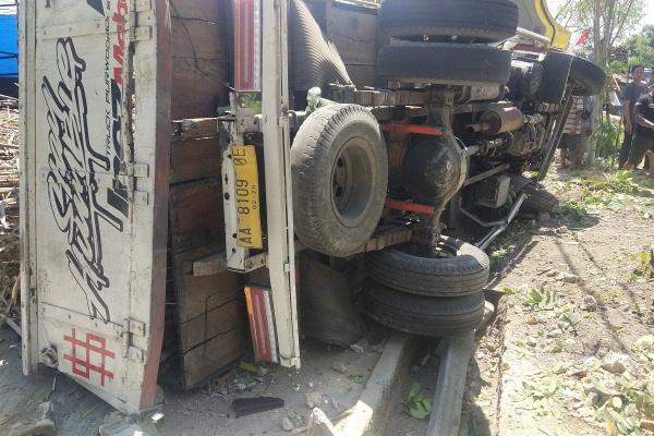 TRUK BERMUATAN TEBU DI BLORA TABRAK TIGA KENDARAAN TERPARKIR