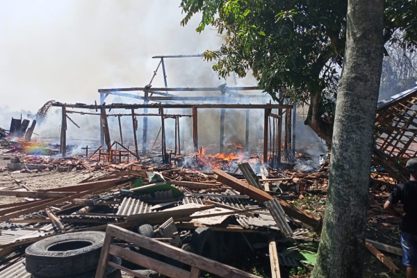 KEBAKARAN HEBAT DI JERUK RANDUBLATUNG, TIGA RUMAH&nbsp;LUDES