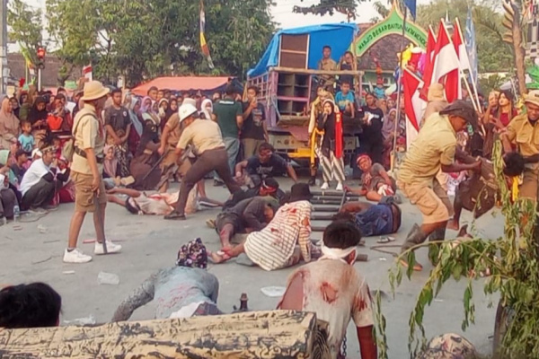 MEMUKAU! AKSI TEATRIKAL DI KARNAVAL KRADENAN GAMBARKAN PERJUANGAN