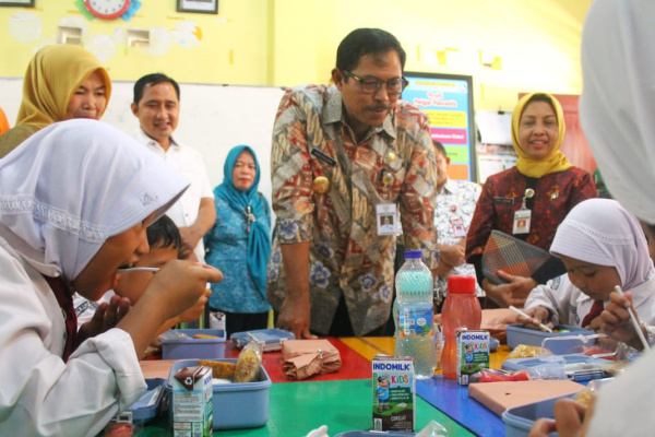 DI DESA BEDONO RATUSAN SISWA ANTUSIAS MENYANTAP BISTIK AYAM PROGRAM MAKAN&nbsp;GRATIS