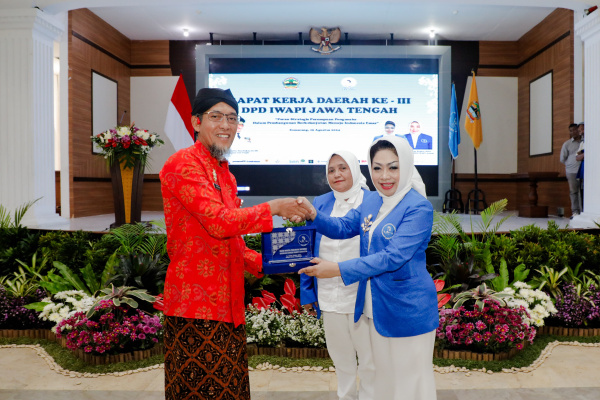 SEKDA JATENG MINTA IWAPI PERKUAT PROGRAM PEMERINTAH