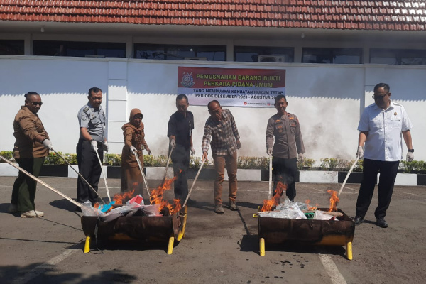 KEJARI BLORA MUSNAHKAN BARANG BUKTI 40 PERKARA PIDANA