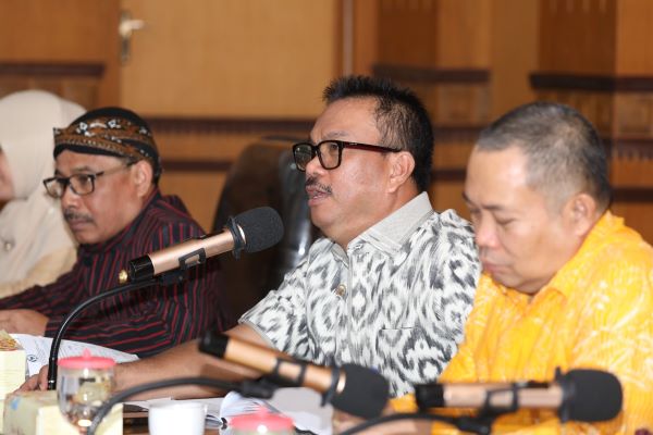 KUNJUNGAN KOMISI IX DPR RI KE DISNAKERTRANS JATENG: KLARIFIKASI DATA&nbsp;PHK