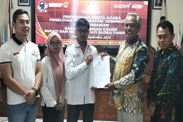 KPU NYATAKAN BERKAS ABU – ANDIKA DAN ARIEF – RINI DI PILBUP BLORA MEMENUHI SYARAT