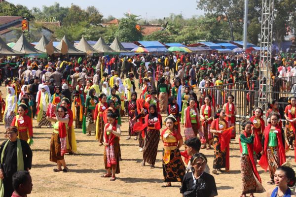 BUPATI BLORA MERIAHKAN TARI TAYUB MASSAL BERSAMA 3.000&nbsp;PENARI